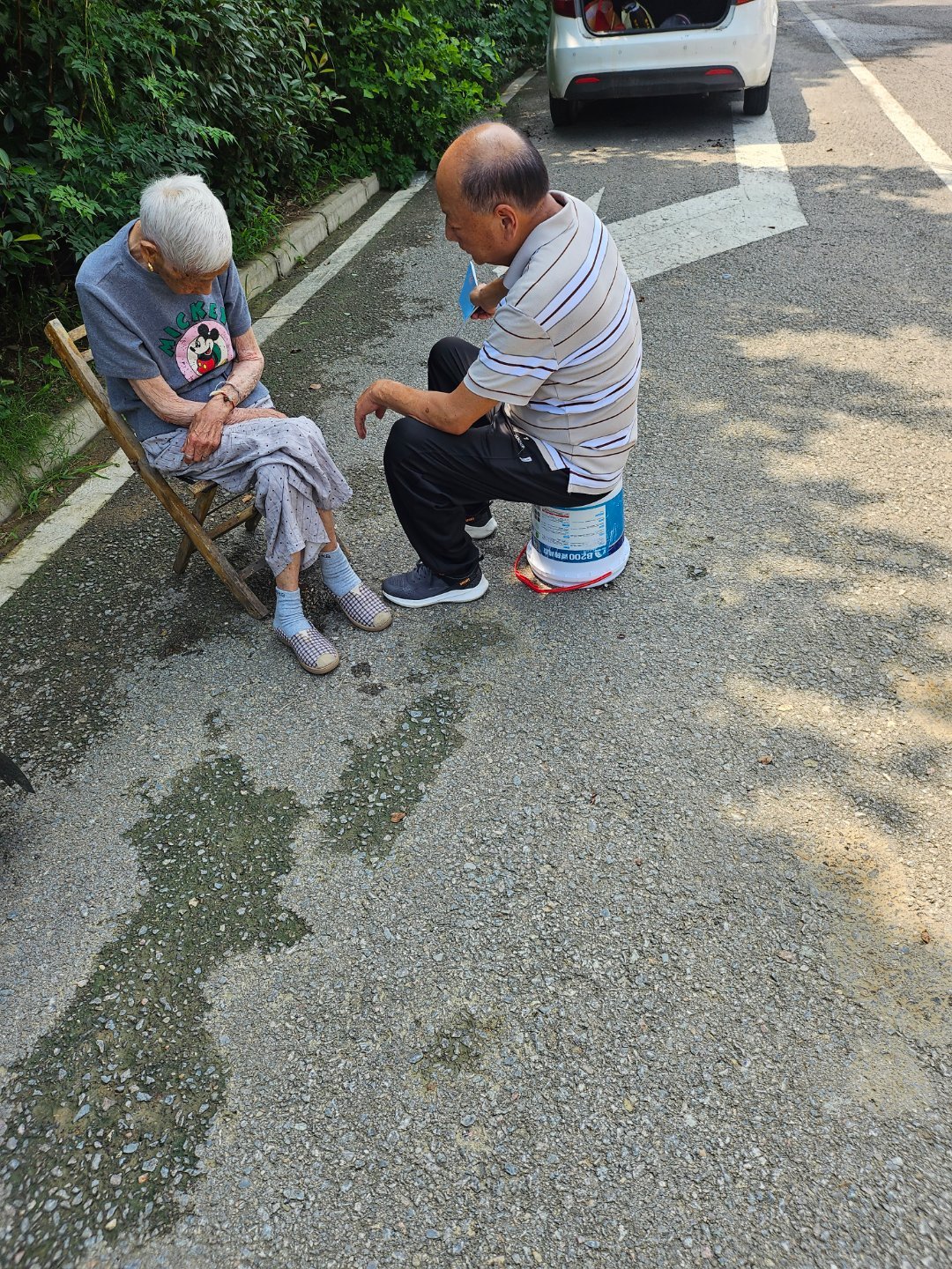 早上一来院子，门口停着一辆白色小轿车，正好堵着门，我看车里后排躺着一个年纪很大的