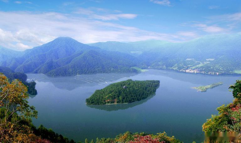 【九龙湖】九龙湖位于肇庆市鼎湖区凤凰镇内，集雨林面积达146平方公里，湖面面积达