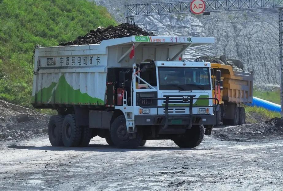 为什么大型矿山都换成电动卡车了？因为一辆90吨的卡车来回拉货，忙活一整天，最后消