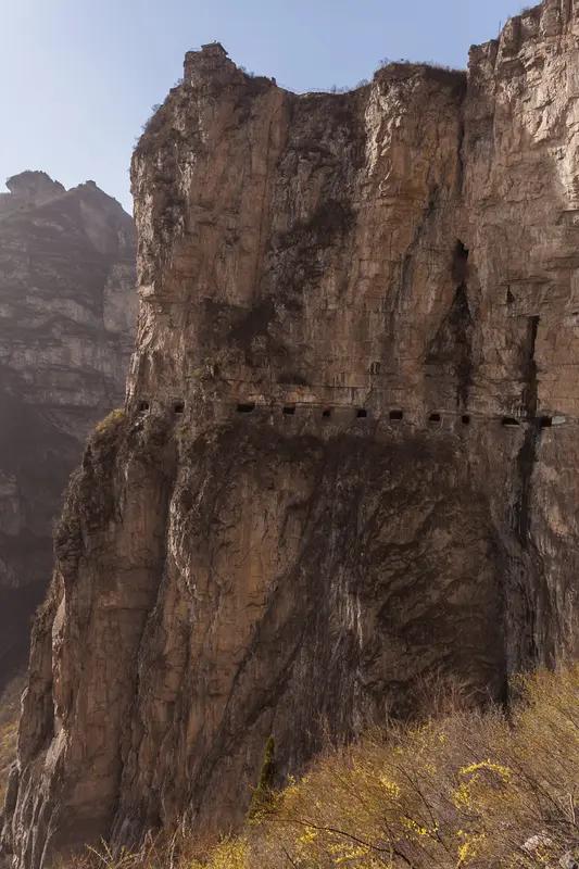 太行山悬崖发现白骨，腰带夹层里的党员证成了身份见证。25具遗骸散落山间，每一具