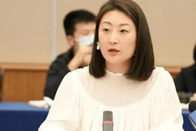 宗馥莉六亲不认，对待父亲的外室子缺乏亲情，她应该像宗庆后一样照顾宗家人？善良的
