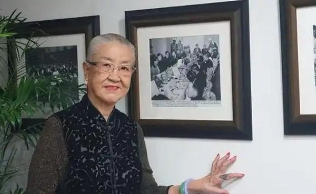 原国防部长耿飚的长女，一夜之间被查封了所有资产，她选择出走美国。在离开时她发誓，