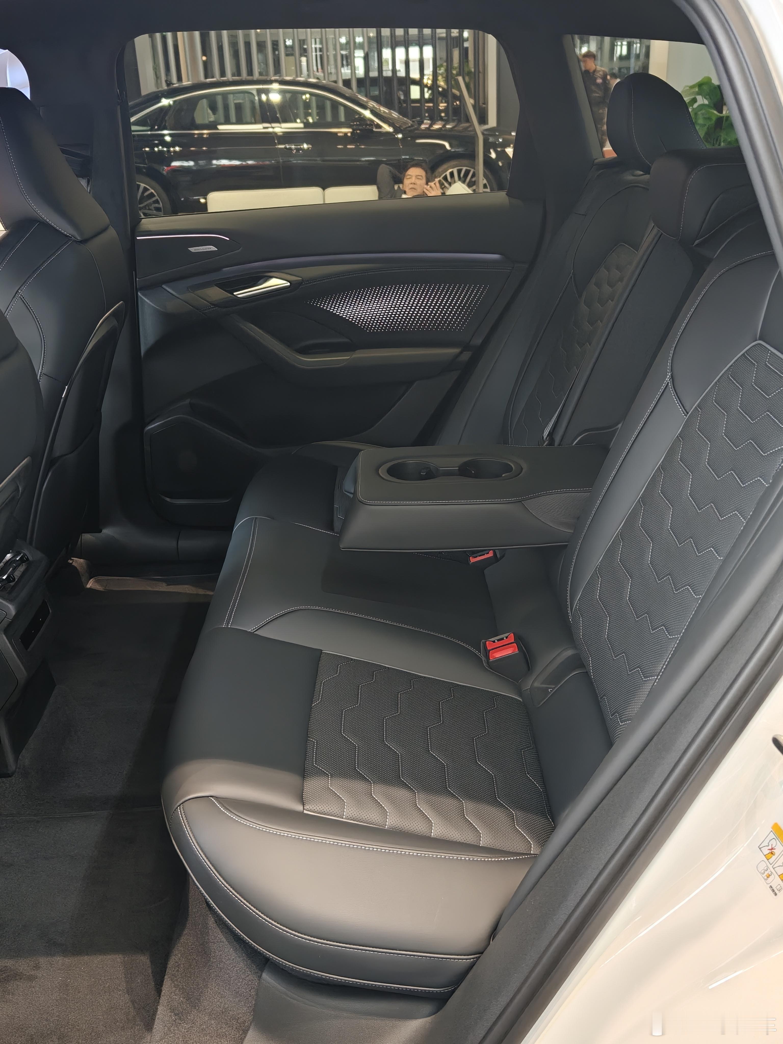 q6l这个后排在奥迪里还算可以，但和想子比就……