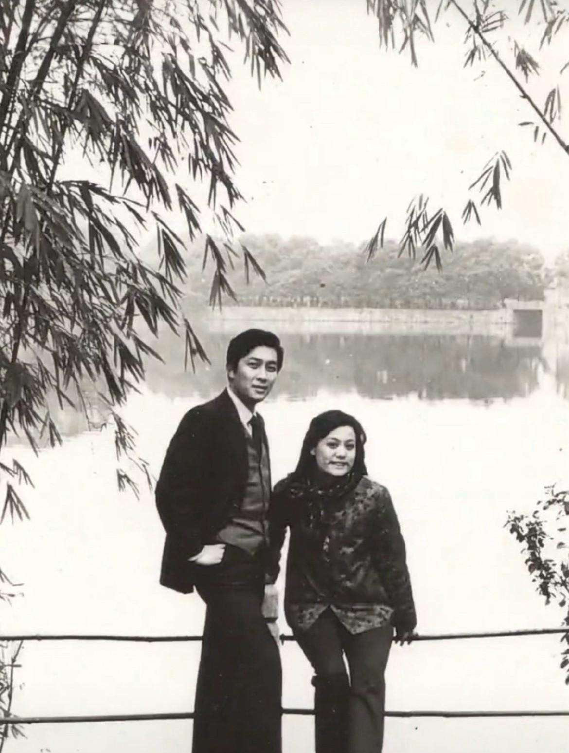 上世纪八十年代，唐国强和记者同志的美丽合影，俊男美女太亮眼。年轻时的唐国强拥有高