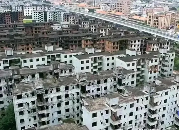 聊聊——城市烂尾楼与农村空置别墅行走在城乡之间，总能看见令人唏嘘的反差：三四线城市遍布无人接手的烂尾