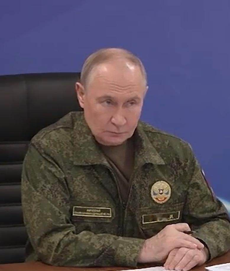 普京：既然乌克兰不愿意从顿巴斯地区撤军，那就用战争来解决。也就是说，鉴