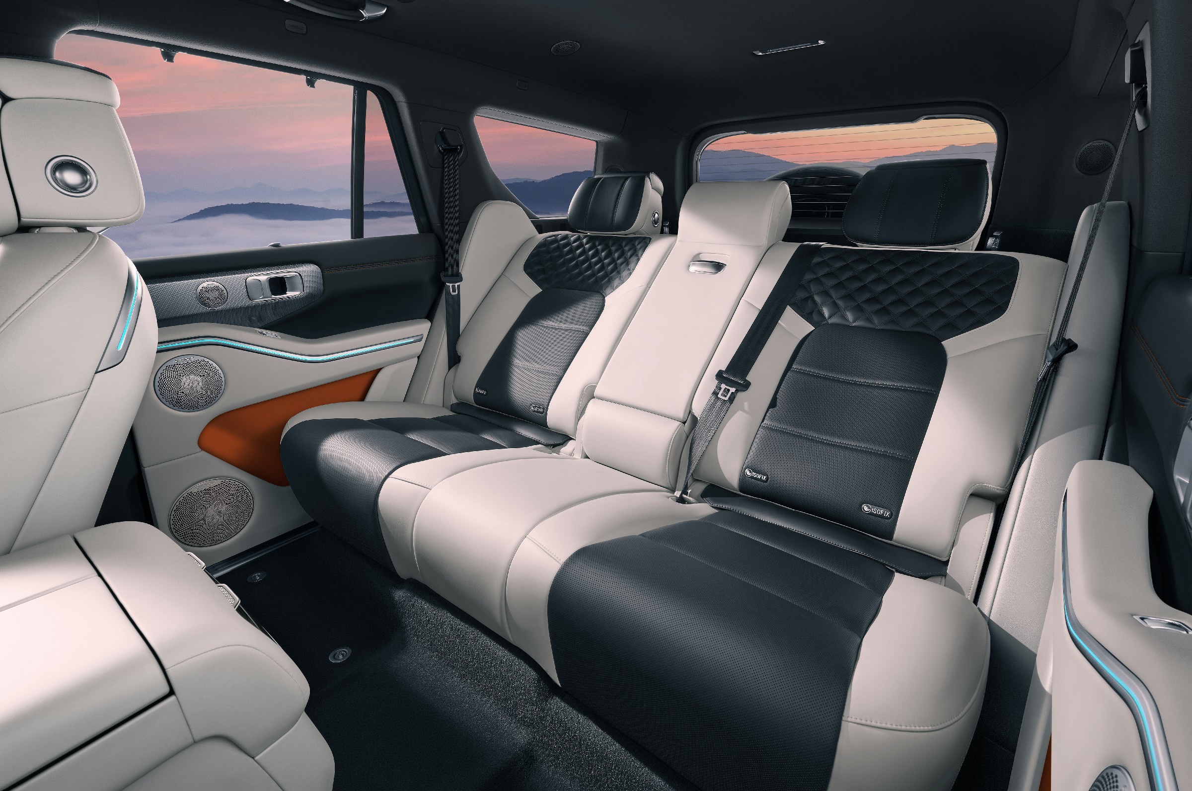 今天被一个完全不懂车的朋友问："你的梦想之车是什么？"她想都没想："坦克700，