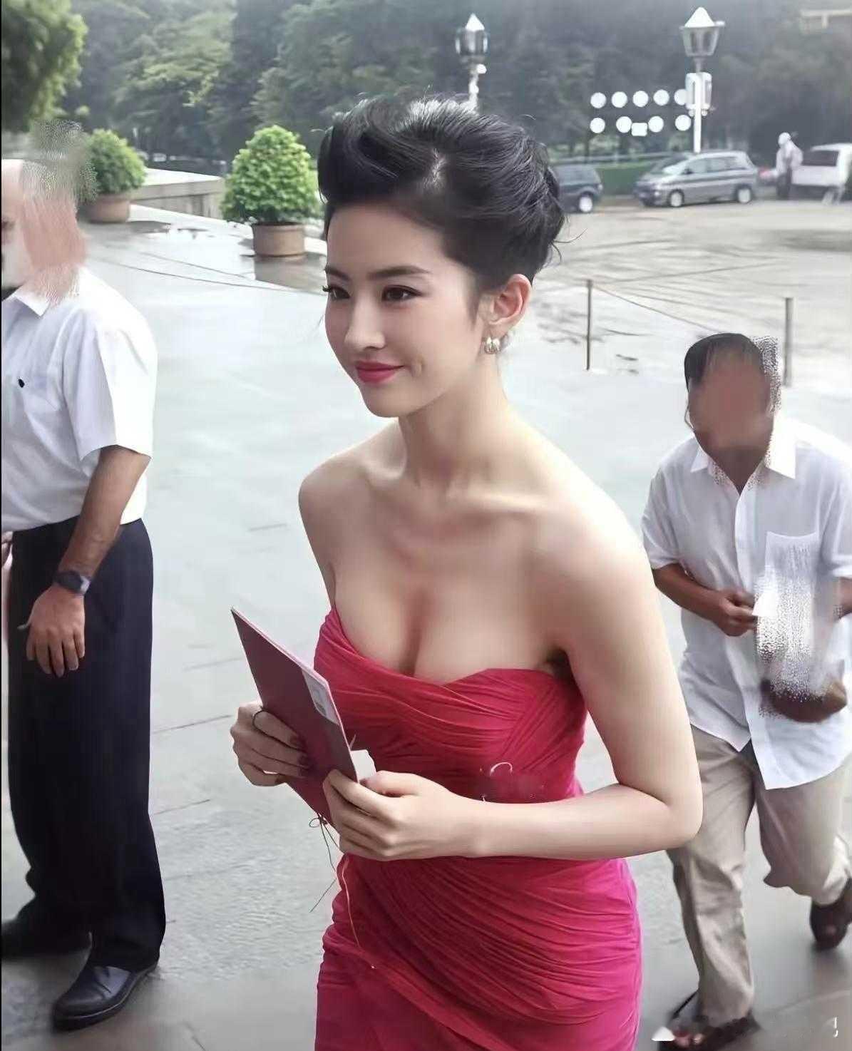 刘亦菲这颜值，真的是老天爷追着喂饭吃。就说那抹浓烈玫红，一般人穿上可能就被颜色抢