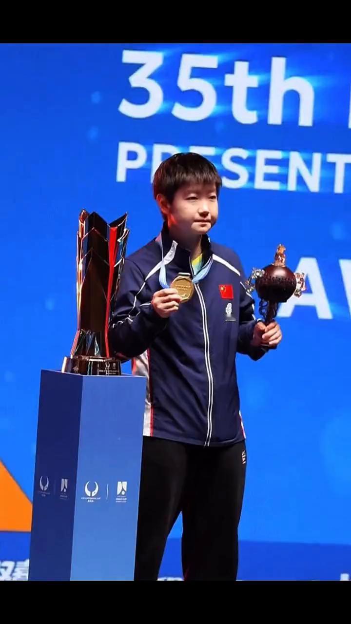 慢镜头回看亚洲杯争议一球。慢镜头回看孙颖莎，王曼昱亚洲杯决赛争议一球，这球明显