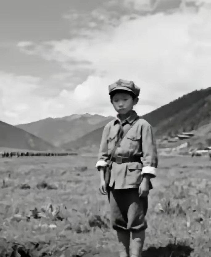 1935年，13岁的小红军罗玉琪经过草地时，忽然肚子疼得厉害。因为身边有女同志，