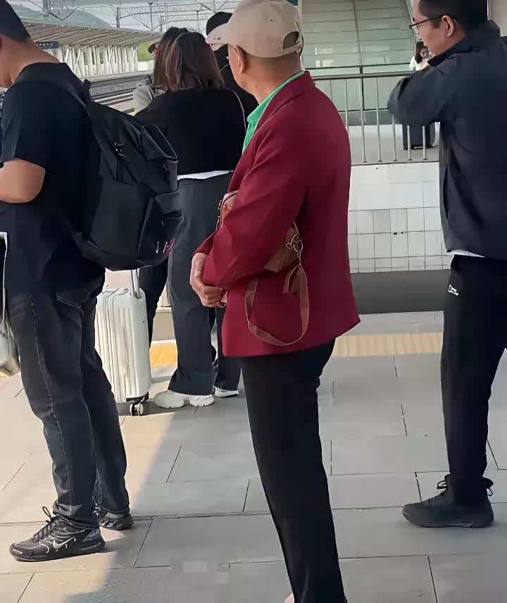 “太无语了”有一名男子乘坐高铁回家，在站台上看到一位50多岁的大叔穿着大红色的高