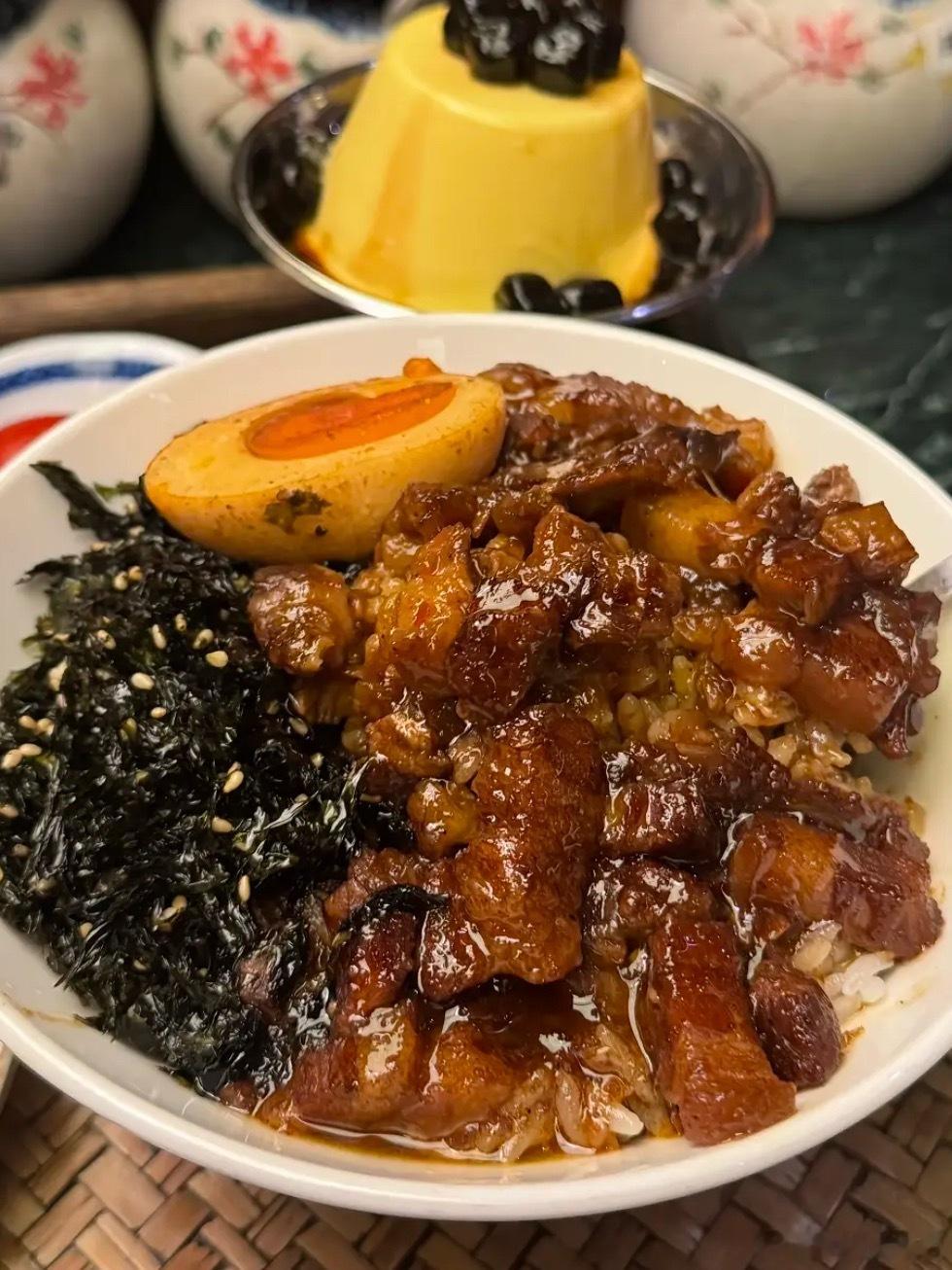 今天来吃个卤肉饭，这个肉对于我来说稍微有点点肥，但是味道是真巴适他们家还