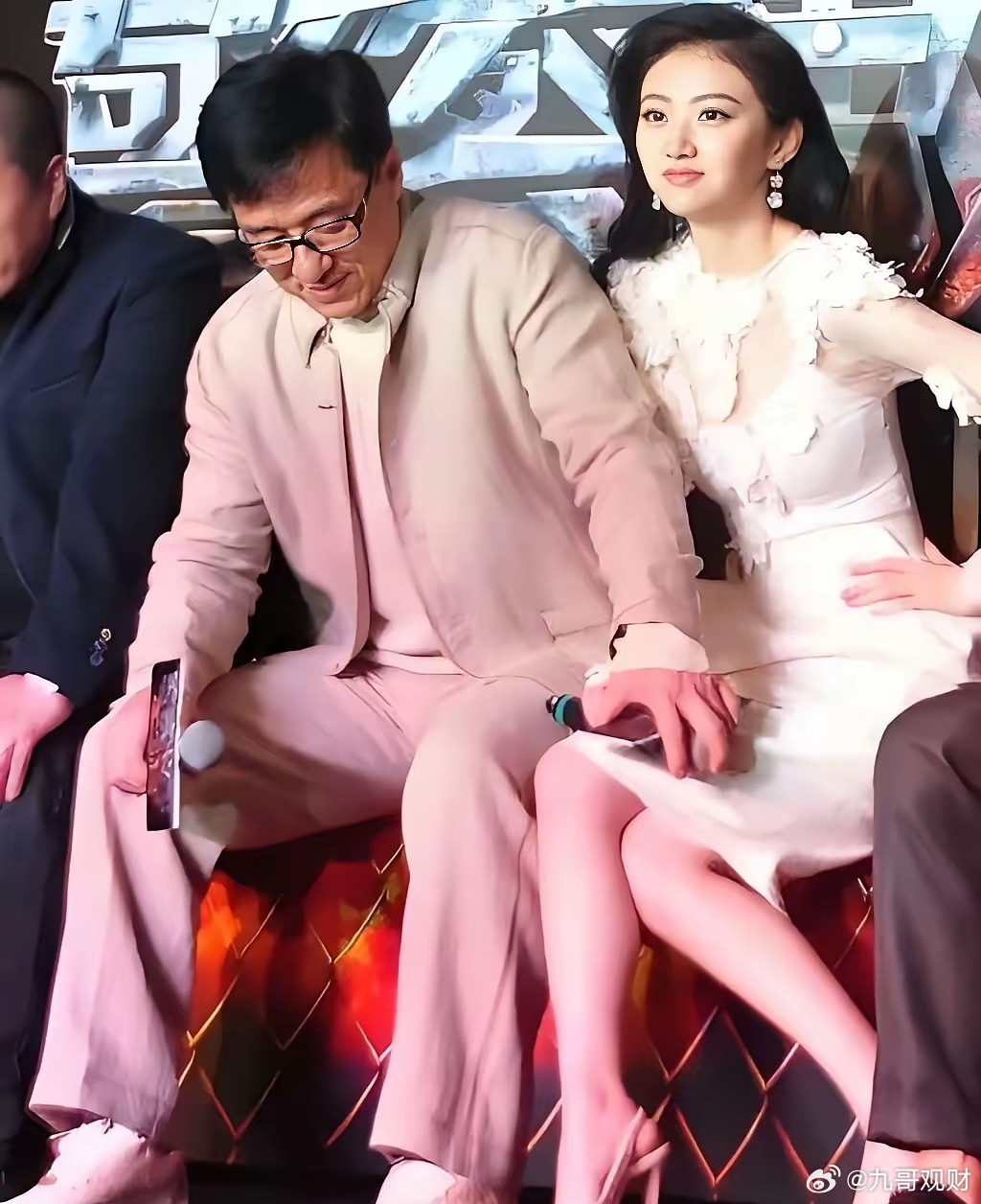  成龙和景甜这张图，当年争议很大​成龙和景甜同坐发布会现场。不经意间手部位置引发