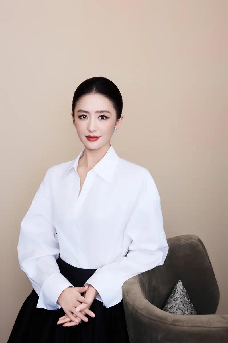 佟丽娅穿白衬衫气质温婉与小酒窝合拍温馨有爱近日，佟丽娅在社交平台分享了一组活动