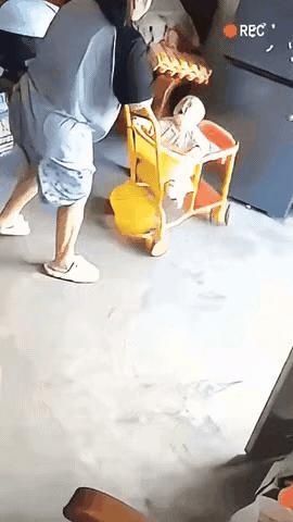 太揪心了！不到1岁的小宝宝，就因为坐在婴儿车里不停的哭闹，妈妈便生气的提起婴