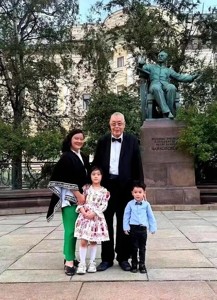 两婚两离，78岁娶自己的学生为妻，81岁迎来小女儿，84岁又添小儿子，晚年