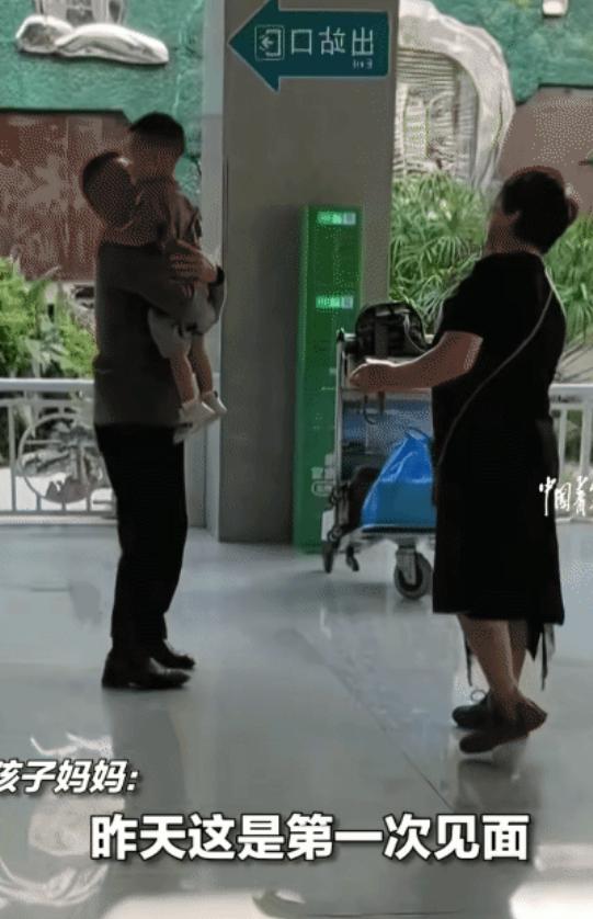 看哭了！浙江衢州，女子和她前夫离婚4个多月带孩子外出。没想到，爷爷奶奶为见孙子坐