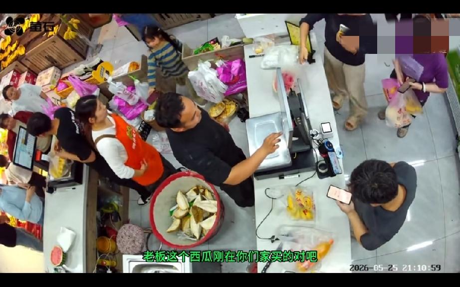 扬州某水果店，女顾客拎着吃完的空西瓜壳找上门，说瓜肉坏了要换新。老板不肯答应，对