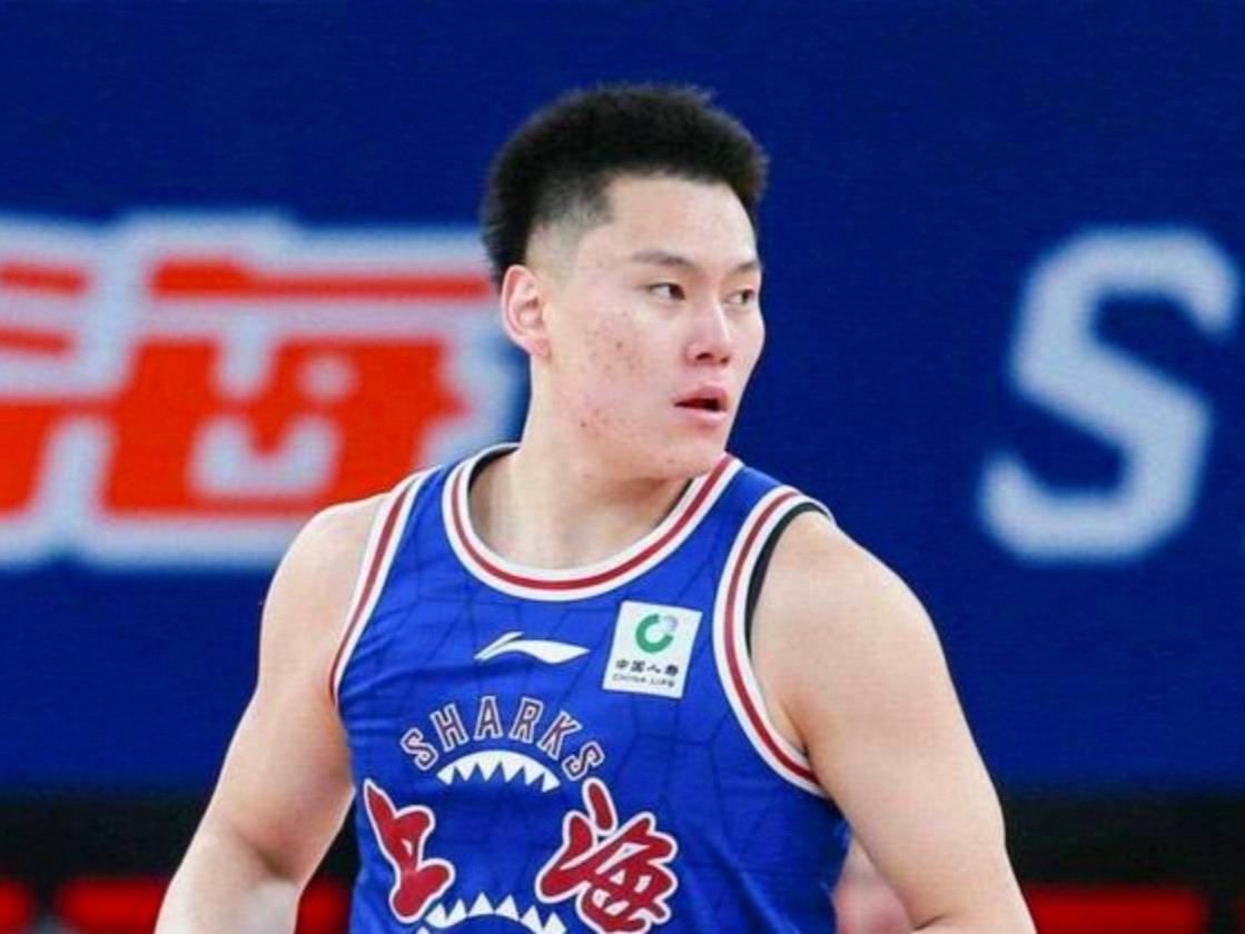 CBA最新消息：据中国男篮赛后采访上海男篮球员李弘权时表示：“今天球队很多问题需