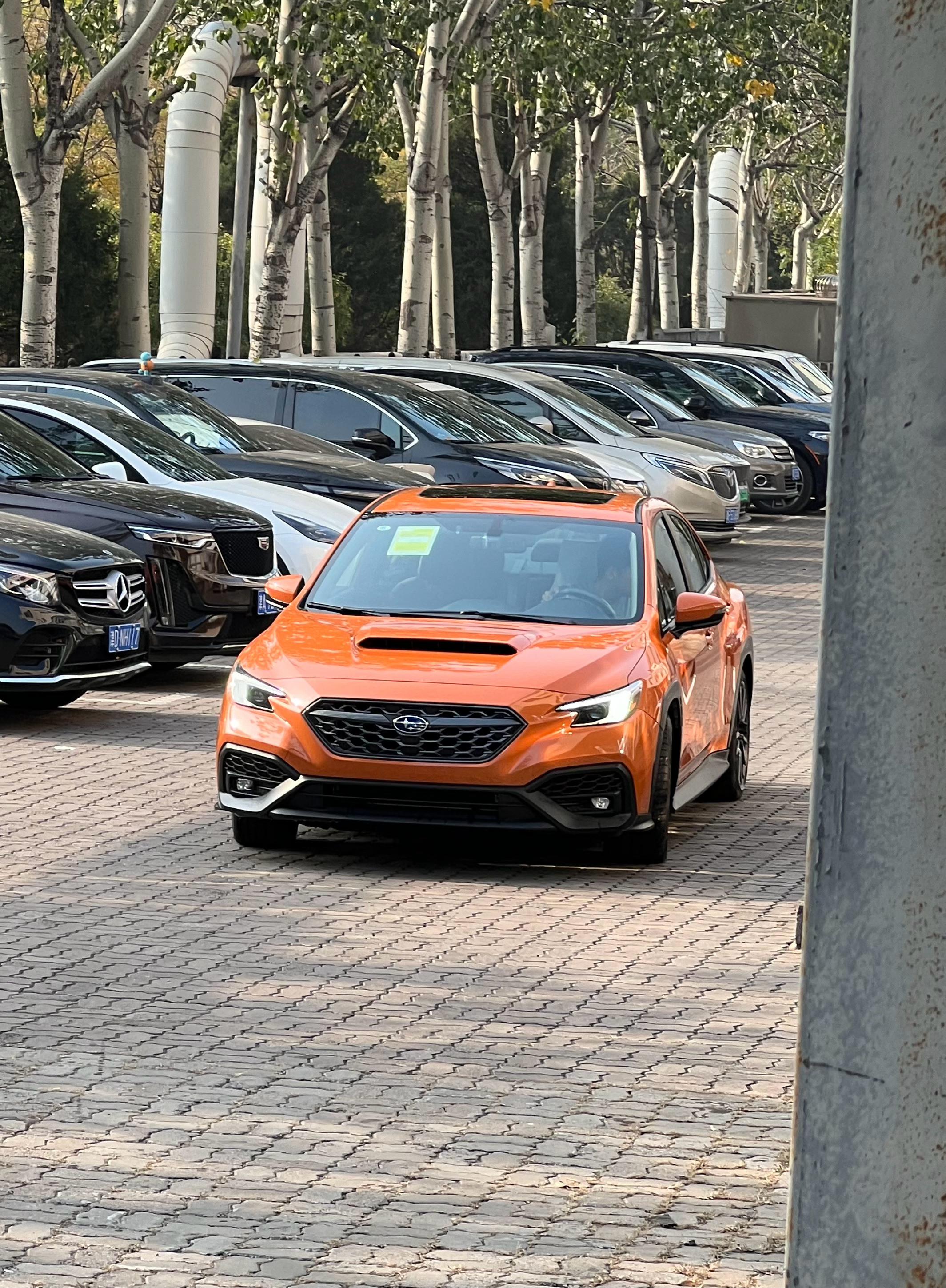 还挺特别的嘛斯巴鲁WRX四门五座，全时四驱，手动挡，水平对置，涡轮增压，机盖风冷