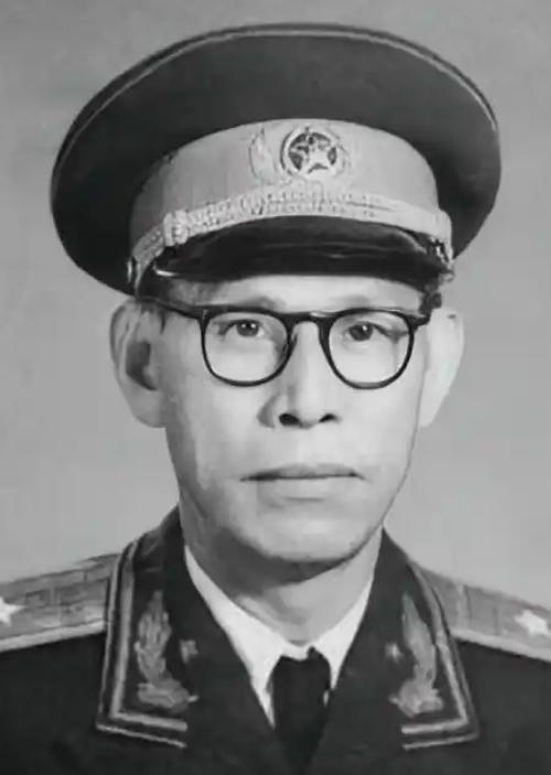 1955年，原琼崖纵队副司令员马白山被授少将，可当他看到一位中将时，突然就不淡定