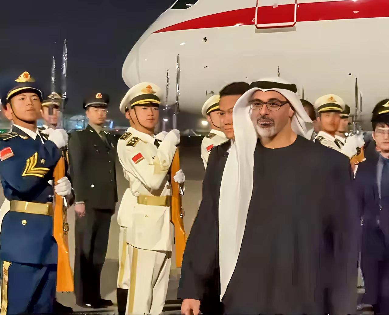 巴基斯坦的“枭龙”前脚进驻沙特，阿联酋王储后脚就来了北京，这个点踩得很准啊。有