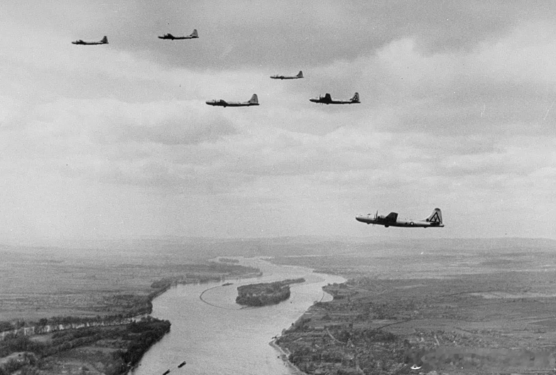 1948年第一次柏林危机期间调动到西德进行示威飞行的B29机群，可见还有F80喷