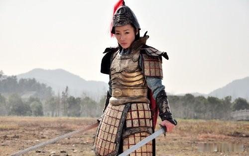 两辽王薛丁山的三位夫人都是谁？大夫人窦仙童，乃是夏明王窦建德之孙，师从黄花圣母