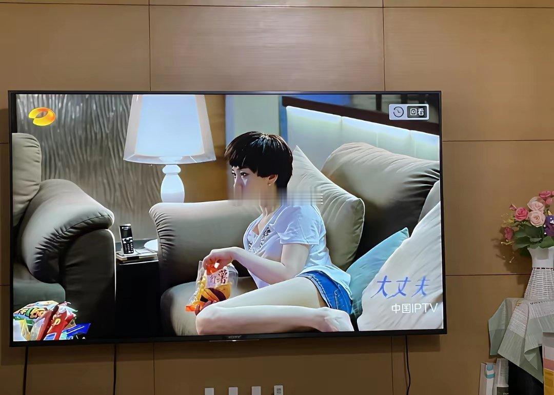 李小冉外号不愧叫“李白”，真名不虚传这腿白的跟擦了蕾哈娜钻石高光一样
