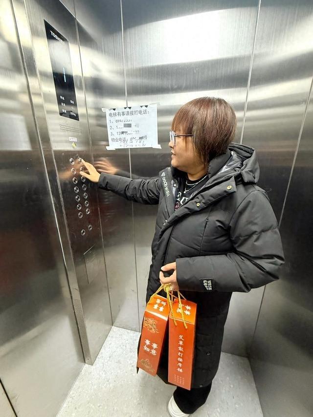 6月14日，福建泉州某高层小区，女子坐着电梯下来，运行到20层时，电梯停了下来，