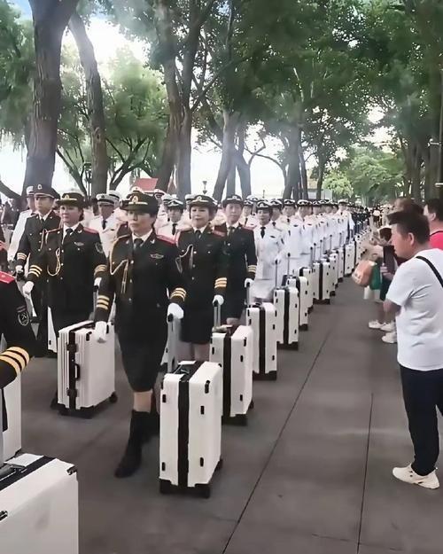 暴走团最近集体换装，从红马甲变成黑西装、迷彩服，还排着整齐队伍上街。有人觉得帅炸