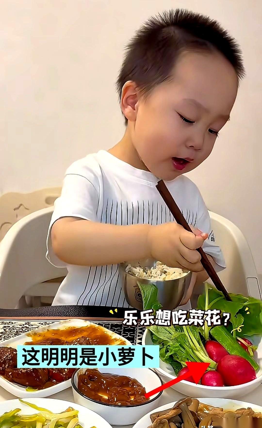刷到一个叫米乐的孩子，三岁，在镜头前吃饭。妈妈举着个小萝卜递到他嘴边，声音很甜