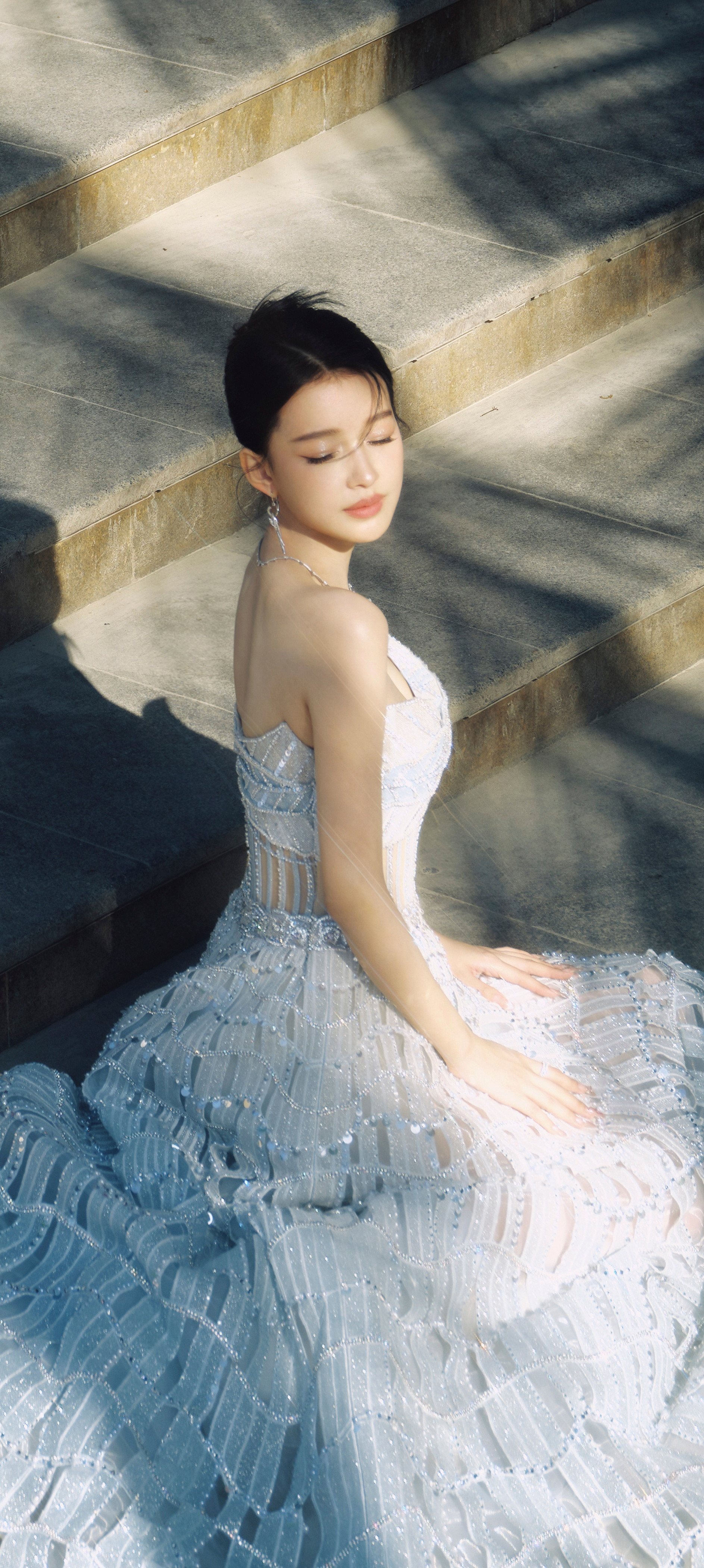 孙怡穿搭壁纸，夏日里的一抹淡蓝色彩。孙怡