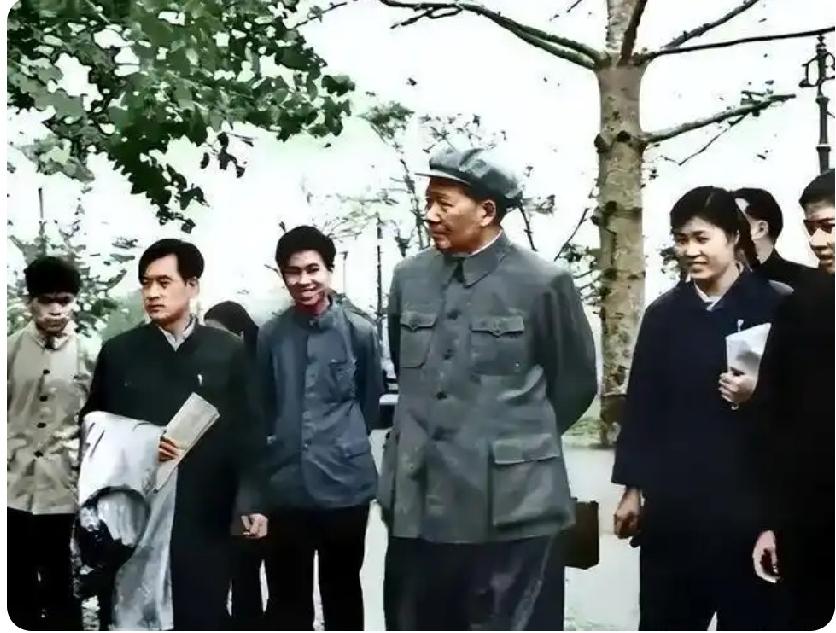 毛主席永远和我们在一起！吃水不忘挖井人，时刻想念毛主席！