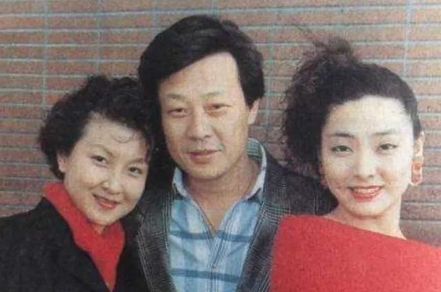 那夜，寇世勋带着一位身材曼妙的健美模特回家，对妻子崔瑶琪说：“以后她住二楼，你住