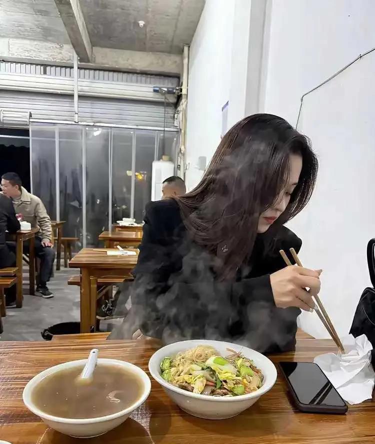 月薪多少，才配过去跟她拼桌？