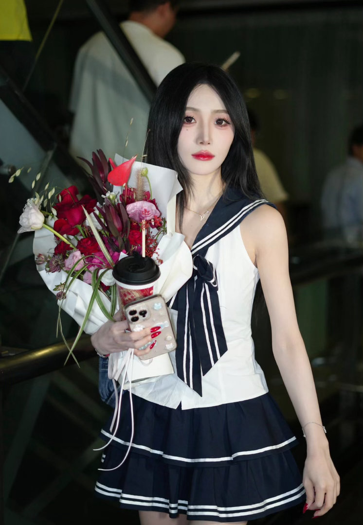 她这长相穿学生穿，是否太反差了？
