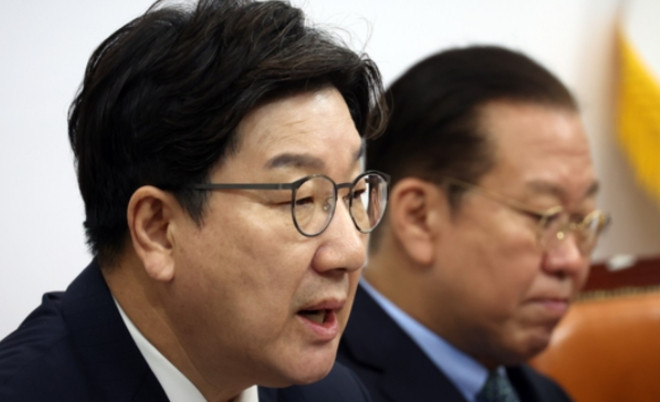 韩国国民力量党再次陷入空前的分裂危机，该党总统候选人金文洙处境尴尬。去年12月为