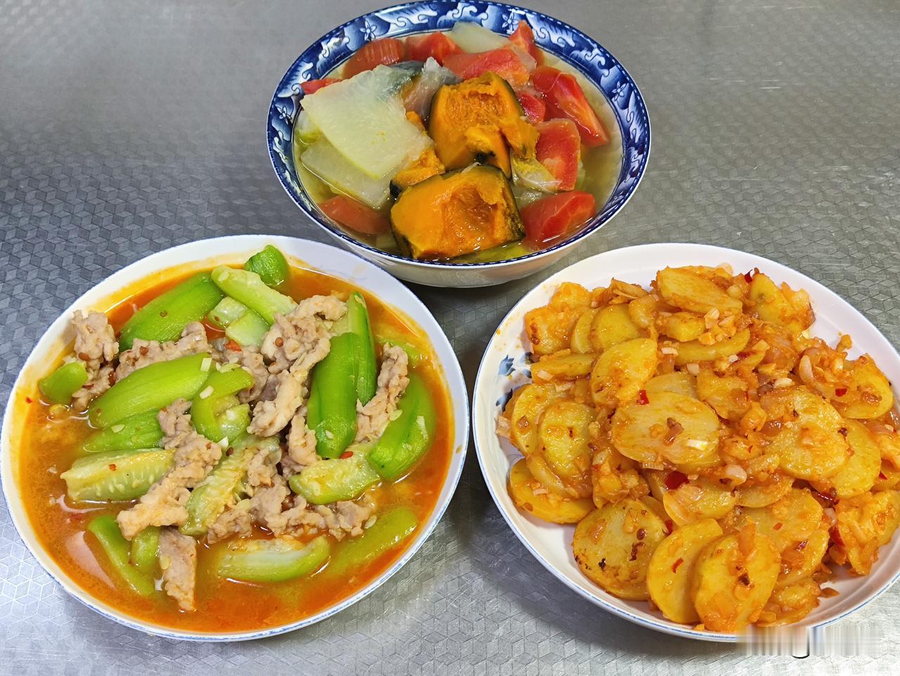 四月十八日午餐分享来啦！有丝瓜烧肉，营养又美味；有回锅土豆片，爽口又好吃；有蔬菜