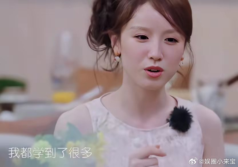 黄晓明夸张雅琪比他还厉害，张雅琪一边看着黄晓明，一边笑着点头，黄晓明：“那真的前