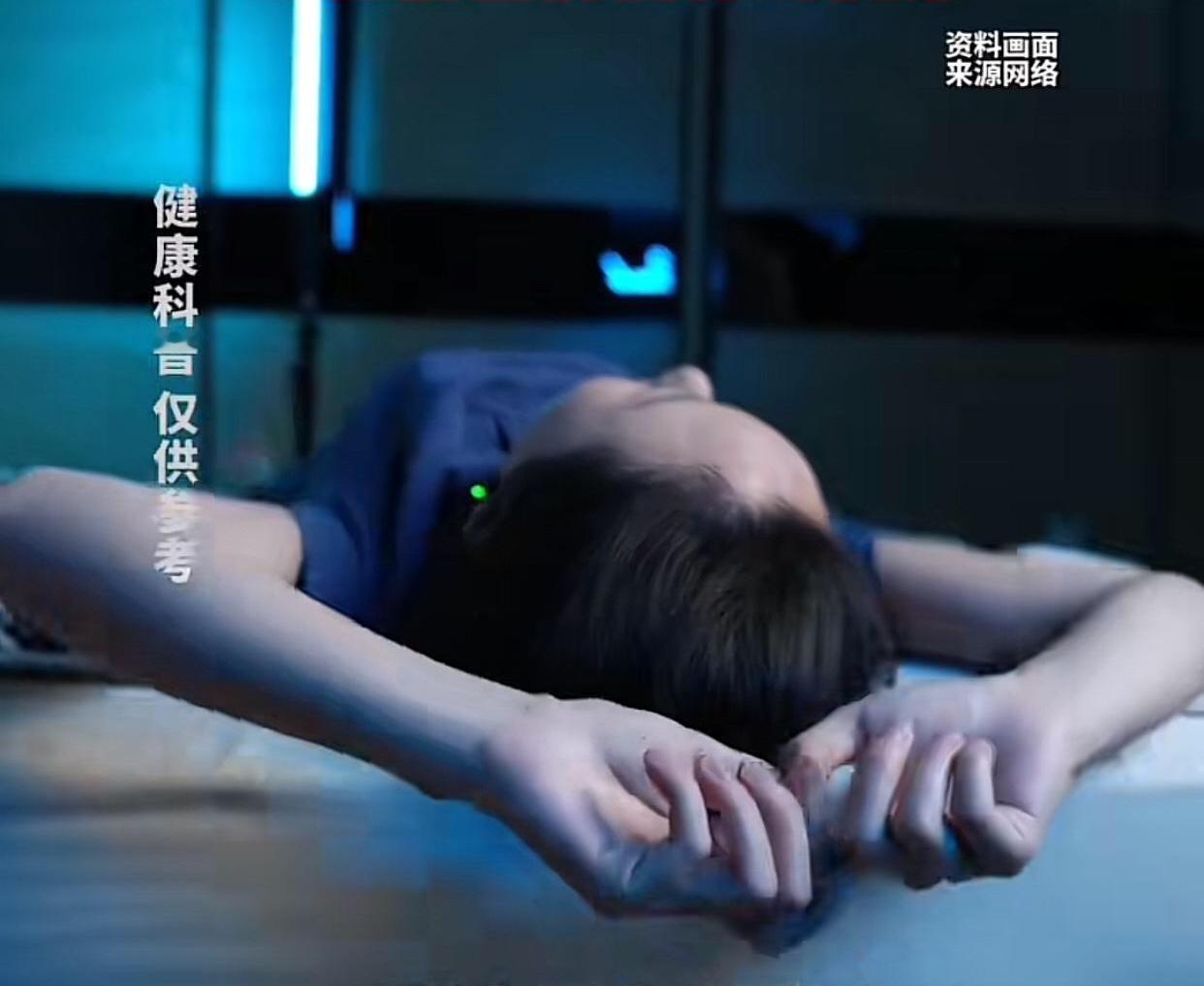 投降式睡姿，我特意翻了医生的科普视频，才知道这姿势的健康风险不是瞎说的！