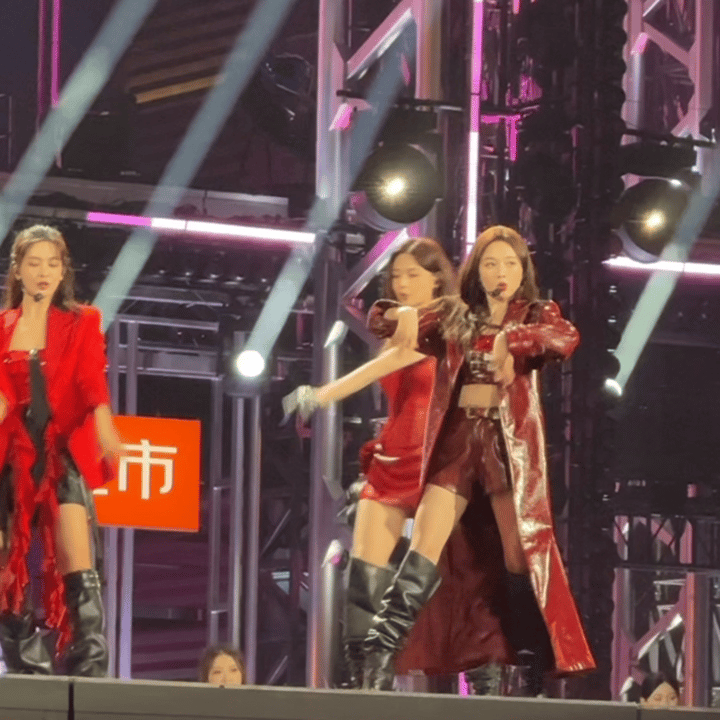 沈梦辰超短裙沈梦辰全妆现身湖南卫视跨年彩排，深红超短裙勾勒绝佳曲线，明艳吸睛，性