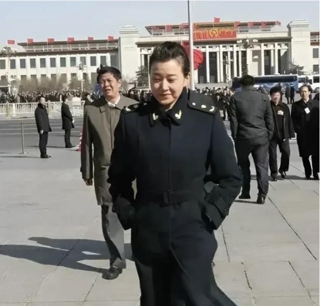 说实话，单论颜值，她老了，没有国色天香的容颜了，甚至和美女沾不上边了，但她的气质