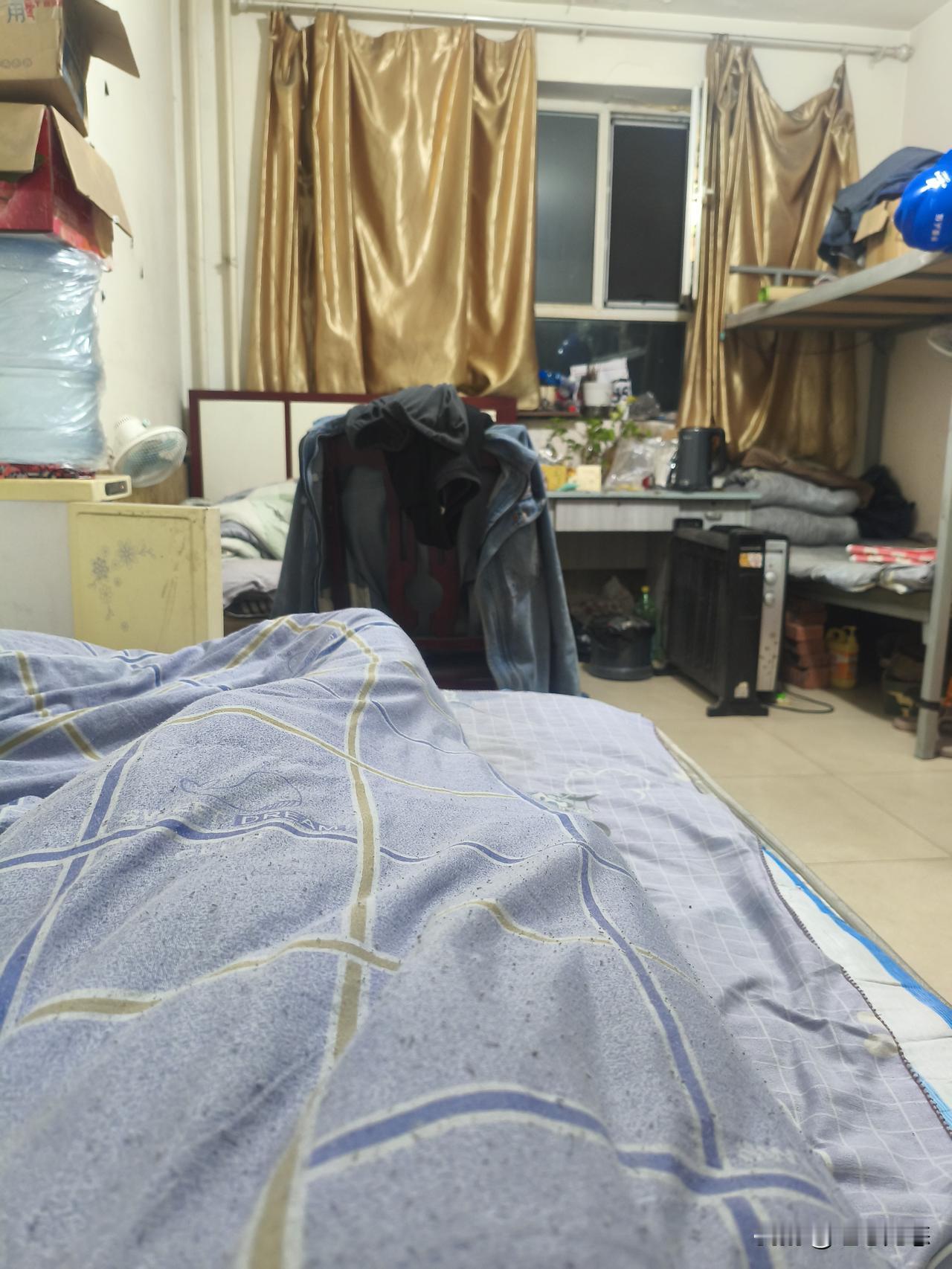 住了大半年的宿舍，突然领导让搬，说要腾4间房子出来。本来2人一间，变成现在三人一