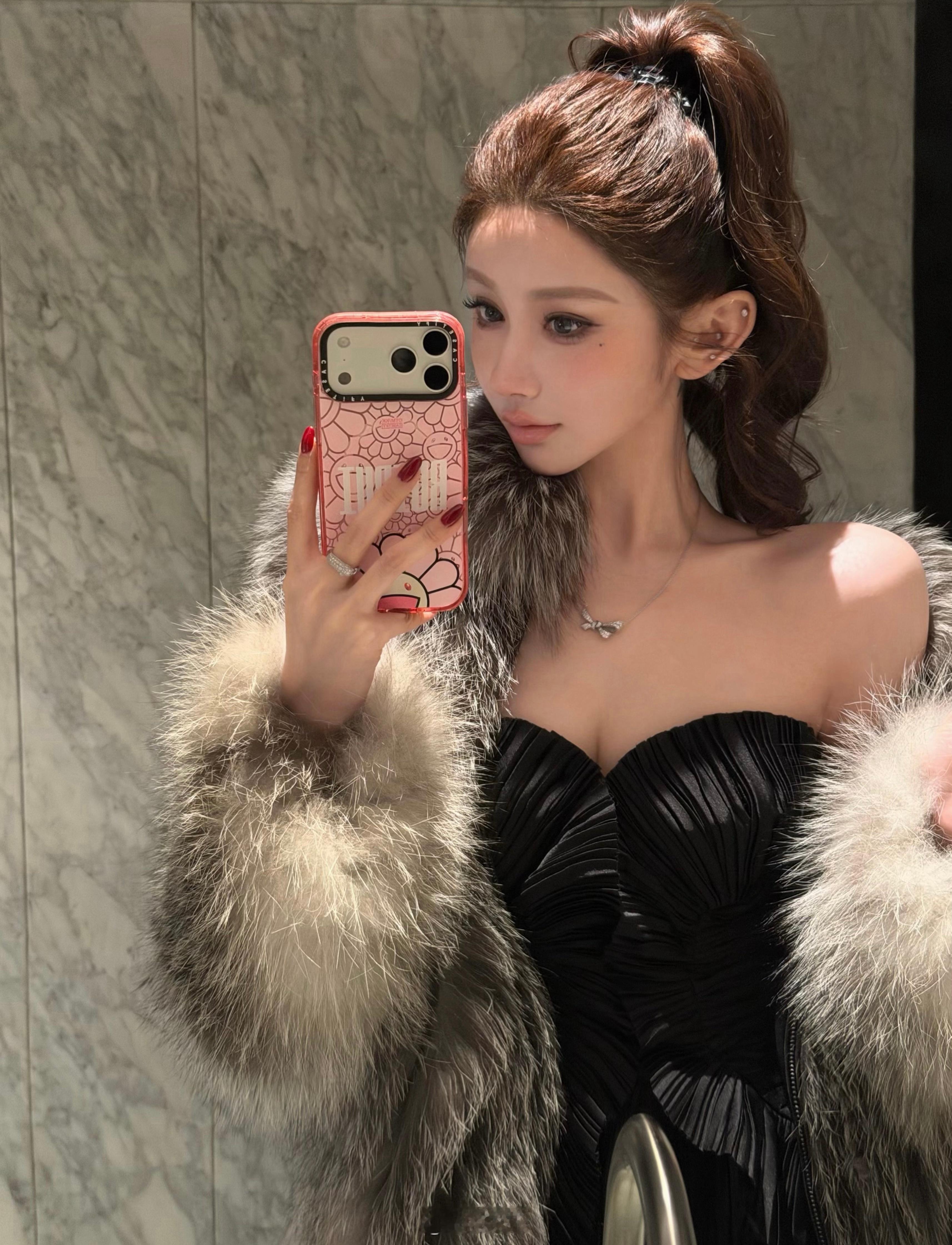 富人新标识：最新款ProMax版iPhone戴casetify手机壳！