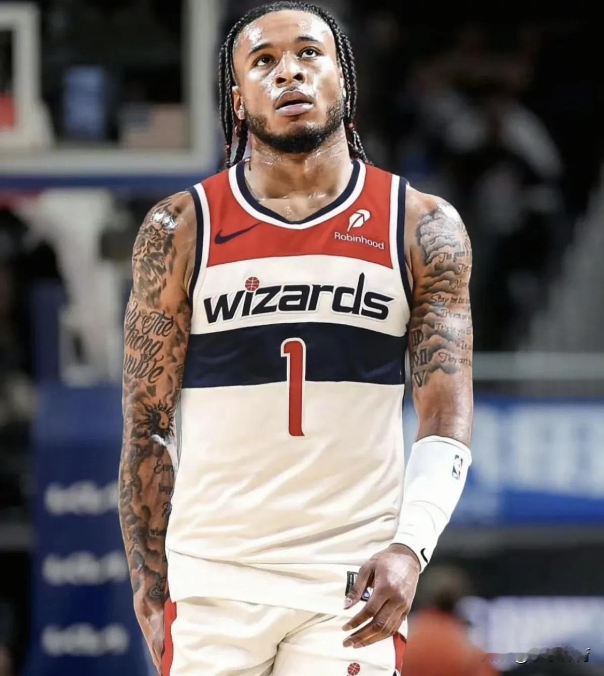 奇才总经理现在肠子都悔青，白白送给火箭两个次轮签惠特莫尔已经连续三场被雪藏，这