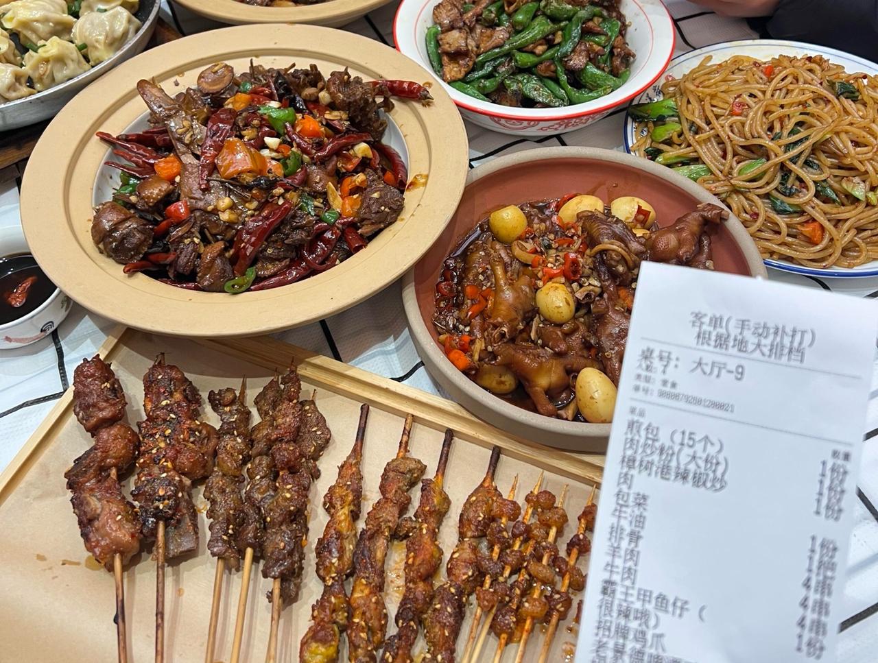 “想钱想疯了！”浙江温州，一男子去某大排档吃饭，点菜时，菜单只写菜名，不标价格。
