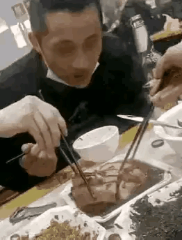 真丢人那吃相活脱脱像几百年没吃过肉似的单位聚餐刚端上梅菜扣肉那油亮的