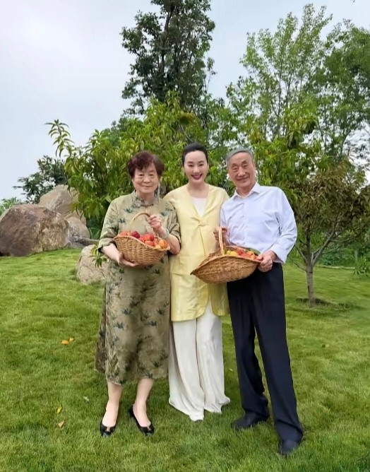 林依轮妻子西华带着父母在自家院子里摘桃子！完全就是理想中的田园生活。
