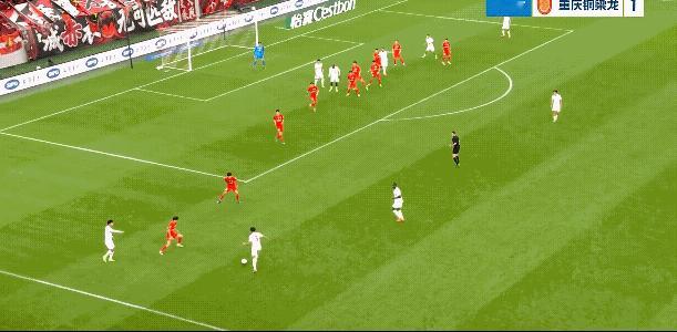 陈纯新又进球了，陈纯新这是连续进球，重庆铜梁龙又是利用角球得分，上半场重庆铜梁龙